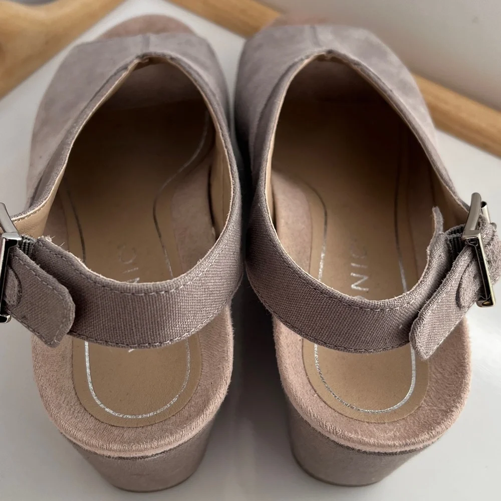 Vionic Trixie Suede Wedge Sandals Slingback Peep Toe Taupe Size 6.5 Wide Comfort